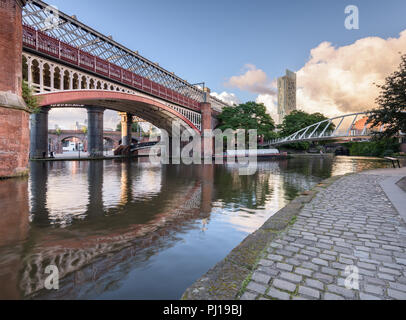 La mattina presto vista dal percorso di traino al fianco di Bridgewater Canal in Castlefield, Manchester, mostrando la MSJAR e commerciante di ponti e la Hilton Foto Stock