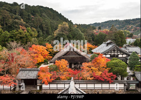 Il Nanzen-ji tempio complesso, Kyoto, Giappone. Vivacemente colorato fogliame di autunno nei giardini di Tenju-un tempio zen Foto Stock
