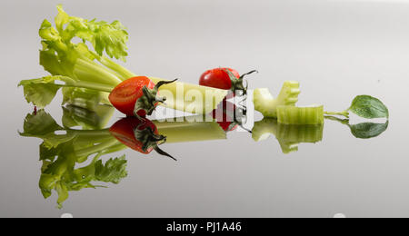 Set di finocchio e pomodori in vetro acrilico. Foto Stock