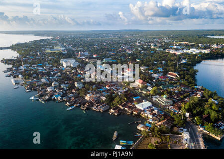 Vista aerea del Langgur, Kai, ISOLE MOLUCCHE, INDONESIA Foto Stock