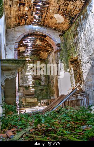 Chiesa in rovina nel nord del Portogallo Foto Stock
