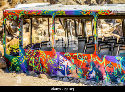 Mykonos: settembre 21st. Abbandonate abbandonate bus graffiti lasciati incustoditi e gettati in un campo vuoto. Mykonos settembre 21st, 2013 la Grecia. Foto Stock