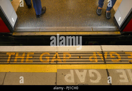 Mente il divario, la metropolitana di Londra, Inghilterra, Grossbritannien Foto Stock