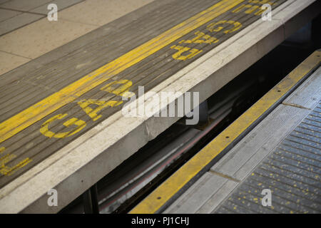 Mente il divario, la metropolitana di Londra, Inghilterra, Grossbritannien Foto Stock