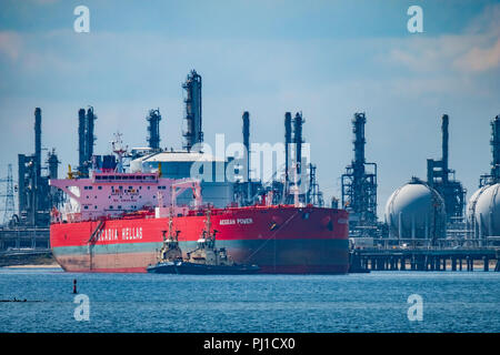 Il grezzo petroliera Mar Egeo potenza con una portata lorda di progetto di 115,754 tonnellate viene portato nella guarnizione Sands port da quattro rimorchiatori. Foto Stock