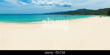 Una bellissima spiaggia di sabbia bianca. Il paesaggio del Vietnam. Panorama Foto Stock