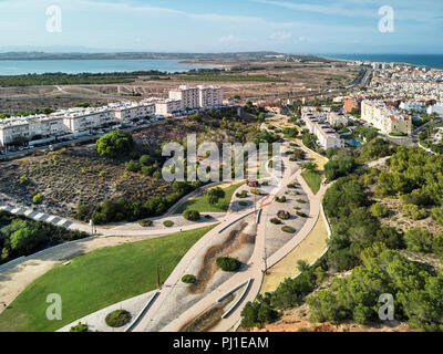 Torrevieja townscape e Parco aromatico. Al di sopra di vista aerea per il Cityscape, strade, autostrade costiere e le case residenziali. Spagna Foto Stock