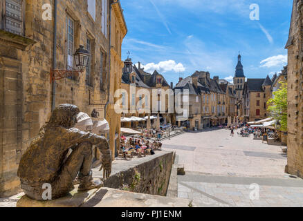 Sarlat, Francia. 'Le Badaud' scultura di Gerard Auliac affacciato sulla Place de la Liberte nella città vecchia, Sarlat la Caneda, Dordogne, Francia Foto Stock