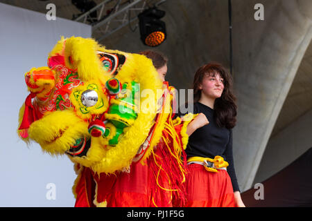Berlino - Aprile 15, 2018: Sakura fioritura giorno. Parco 'giardini del mondo' (Gaerten der Welt). Dragon dance. Arte Cinese tradizionale. Foto Stock