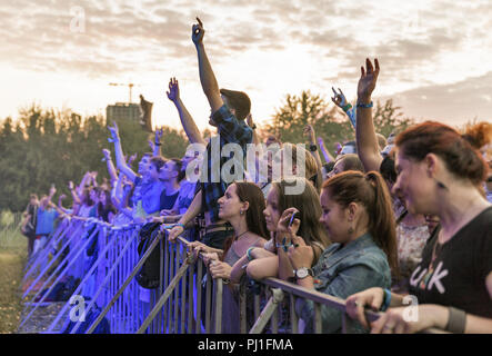 KIEV, UCRAINA - Luglio 05, 2018: giovani ventilatori godere ucraino hip-hop TNMK band live performance presso la Atlas Festival Weekend in Expocenter nazionale. Foto Stock