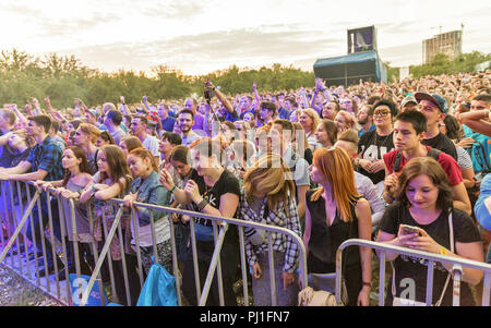 KIEV, UCRAINA - Luglio 05, 2018: giovani ventilatori godere ucraino hip-hop TNMK band live performance presso la Atlas Festival Weekend in Expocenter nazionale. Foto Stock