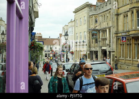 Scena di strada del George and Pilgrim Hotel e altri edifici a Glastonbury, Somerset, Regno Unito Foto Stock