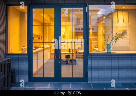 Passeggiata serale a Teramachi-Dori shopping street, Kyoto, Honshu, Giappone Foto Stock