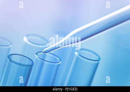 La scienza medica vetreria di laboratorio, apparecchiature scientifiche per la ricerca in medicina e chimica Foto Stock