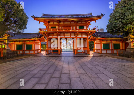 Il santuario Yasaka nel quartiere Gion, Kyoto, Giappone Foto Stock