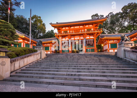 Il santuario Yasaka nel quartiere Gion, Kyoto, Giappone Foto Stock