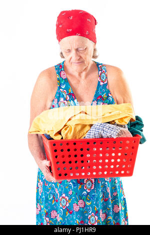 Lavandaia tenendo un cestello con vestiti . Foto Stock