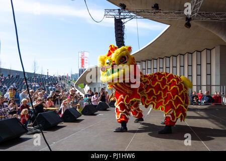 Berlino - Aprile 15, 2018: Sakura fioritura giorno. Parco 'giardini del mondo' (Gaerten der Welt). Dragon dance. Arte Cinese tradizionale. Foto Stock