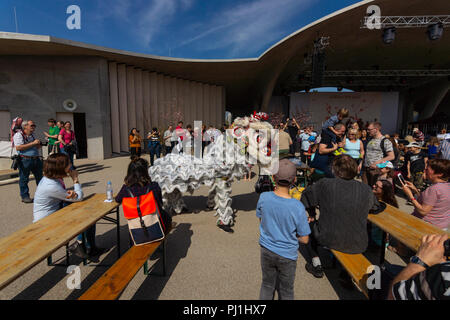 Berlino - Aprile 15, 2018: Sakura fioritura giorno. Parco 'giardini del mondo' (Gaerten der Welt). Dragon dance. Arte Cinese tradizionale. Foto Stock