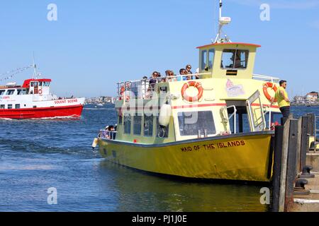 Barene, Dorset, Inghilterra - Giugno 02 2018: Brownsea Island Ferry, cameriera delle isole, di discostarsi dalle barene lato del porto di Poole wh Foto Stock