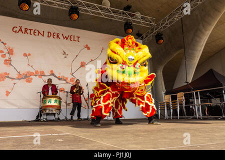 Berlino - Aprile 15, 2018: Sakura fioritura giorno. Parco 'giardini del mondo' (Gaerten der Welt). Dragon dance. Arte Cinese tradizionale. Foto Stock