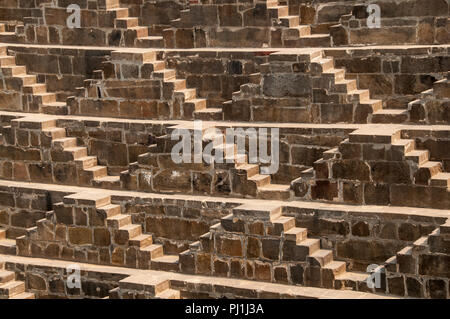 Chand Baori famose scale nel villaggio di Abhaneri vicino a Jaipur Foto Stock