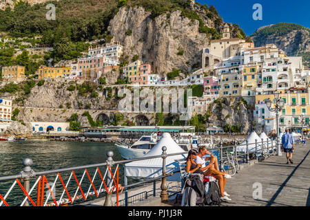 Amalfi (SA), Italia - 30 agosto 2018: i turisti sono godendo di prendere il sole sulla banchina di Amalfi Foto Stock