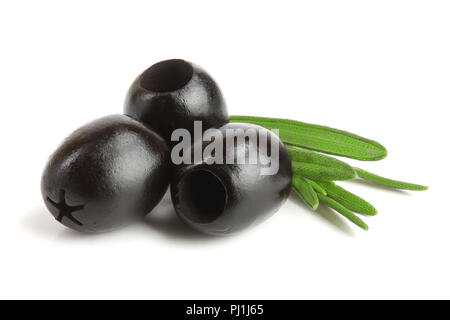 Tutto olive nere con foglie di rosmarino isolati su sfondo bianco macro. Foto Stock