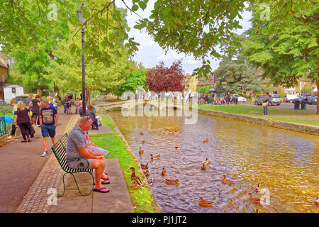 Cotswolds village Bourton sull'acqua e sul Fiume Windrush nel Gloucestershire, Inghilterra, Regno Unito. Foto Stock