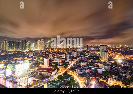 Mandaluyong City, Manila durante la notte. Foto Stock