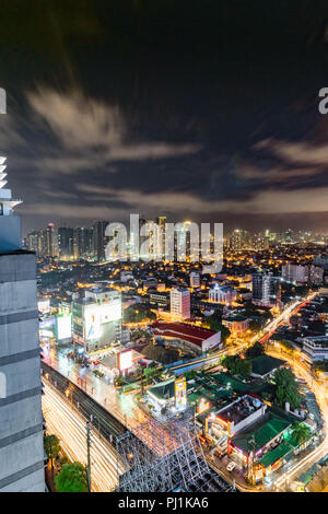 Manila il flusso del traffico in corrispondenza di notte. Foto Stock