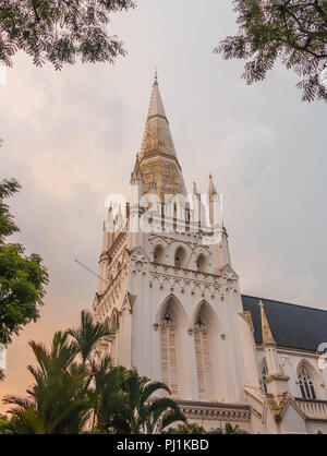 Vista di una cattedrale cattolica torre campanaria nel centro cittadino di Singapore. Foto Stock