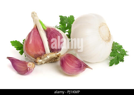 Aglio con foglie di prezzemolo isolati su sfondo bianco. Foto Stock
