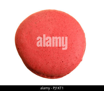 Red macaron isolati su sfondo bianco senza ombra closeup. Vista dall'alto. Lay piatto. Foto Stock