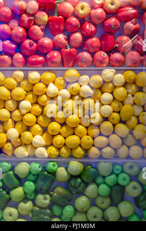 Rosso Giallo e verde sullo sfondo di frutta Foto Stock