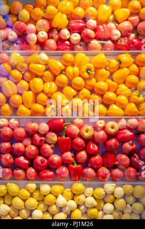 Varie giallo e frutta rossa sullo sfondo della parete Foto Stock