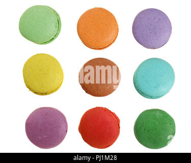 Macaron colorati isolati su sfondo bianco senza ombra closeup. Vista dall'alto. Lay piatto. Foto Stock
