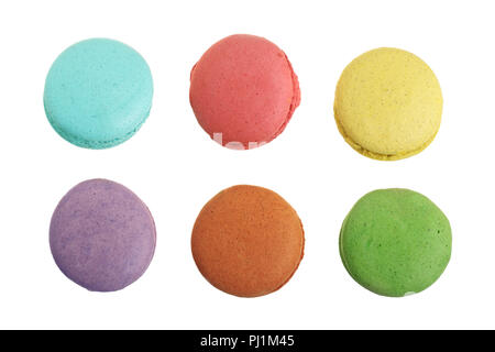 Macaron colorati isolati su sfondo bianco senza ombra closeup. Vista dall'alto. Lay piatto. Foto Stock