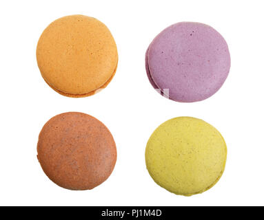 Macaron colorati isolati su sfondo bianco senza ombra closeup. Vista dall'alto. Lay piatto. Foto Stock