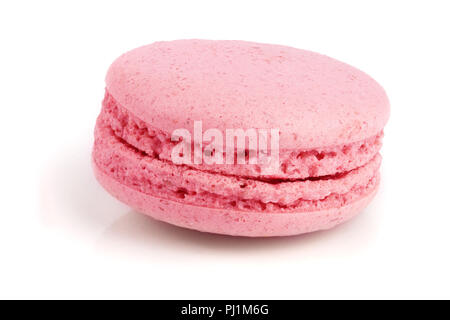 Macaron verde isolato su sfondo bianco closeup. Foto Stock