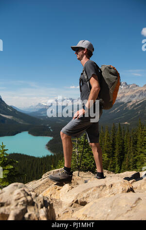 Giovane uomo in piedi su una roccia Foto Stock