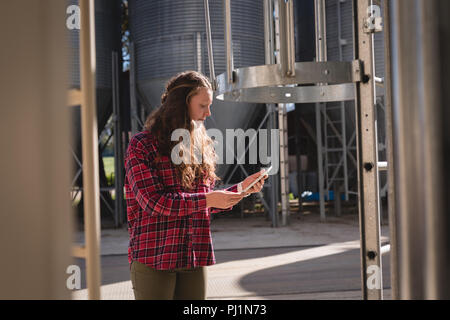 Lavoratore di sesso femminile che utilizzando tavoletta digitale a bio impianto gas Foto Stock Lavoratore di sesso femminile che utilizzando tavoletta digitale a bio impianto gas Foto Stock