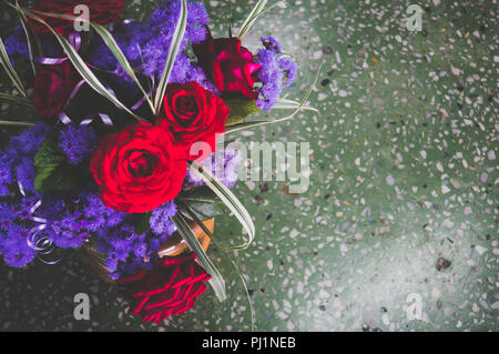 Big Red Rose Bouquet. Rose rosse nel bouquet sul pavimento Foto Stock