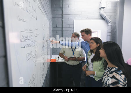 La gente di affari discutendo su whiteboard Foto Stock