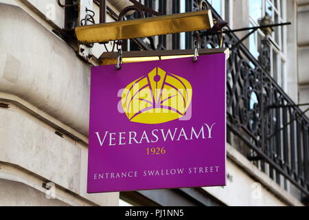 Segno sopra il più vecchio ristorante Indiano Veeraswamy nel Regno Unito in Regent Street, Londra, Regno Unito Foto Stock