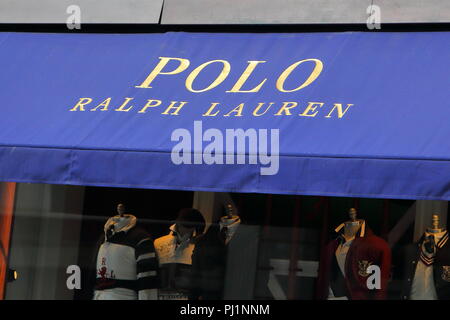 Digital Signage al di sopra di un Ralph Lauren Outlet Retail in Regent Street, Londra, Regno Unito Foto Stock