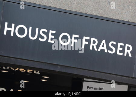 Digital Signage al di sopra di un grande magazzino House of Fraser ingresso in Oxford Street, London, Regno Unito Foto Stock