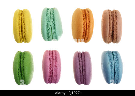 Macaron colorati isolati su sfondo bianco senza ombra closeup. Vista dall'alto. Lay piatto. Foto Stock