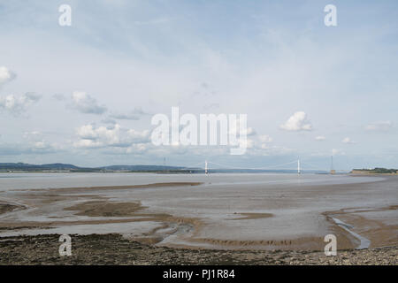 Vista della Severn Bridge e il fiume Severn a bassa marea dal lato inglese. Ponte di sospensione. I pedaggi dovuti alla fine nel 2018. M48 Autostrada Foto Stock