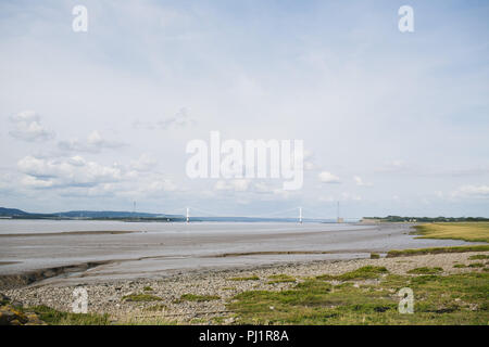 Vista della Severn Bridge e il fiume Severn a bassa marea dal lato inglese. Ponte di sospensione. I pedaggi dovuti alla fine nel 2018. M48 Autostrada Foto Stock